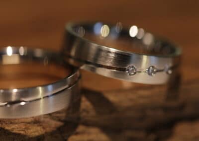 Aussergewoehnliche Ehe Ringe aus 585er Weiss Gold mit Nut/RilleDamenring mit 3 Brillanten