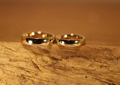 Polierte Eheringe aus 750er Gelbgold