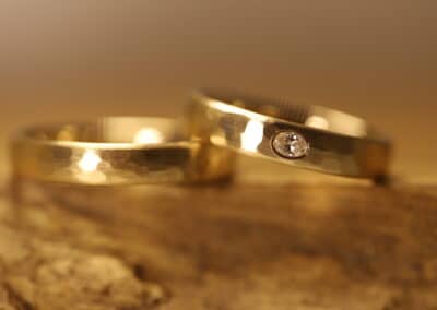 Handgemachte trauringe aus 585er Gelbgold Oberfäche mit Hammerschlag Damenring mit ovalen Diamanten