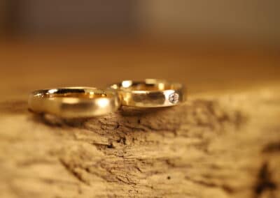 Handgemachte trauringe aus 585er Gelbgold Oberfäche mit Hammerschlag Damenring mit ovalen Diamanten