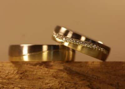 Eheringe Wellenringe aus 585er Gelbgold und Graugold Damenring mit Brillanten rundum