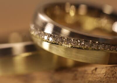 Eheringe Wellenringe aus 585er Gelbgold und Graugold Damenring mit Brillanten rundum