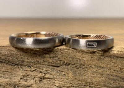 Ein Paar Trauringe aus 585er Graugold und Rotgold Steckloetringe Damenring mit Baguette Diamant und Lasergravur