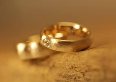750er Gelbgold Trauringe Oberfäche mit Hammerschlag Damenring mit ovalen Diamanten aus Stolberg