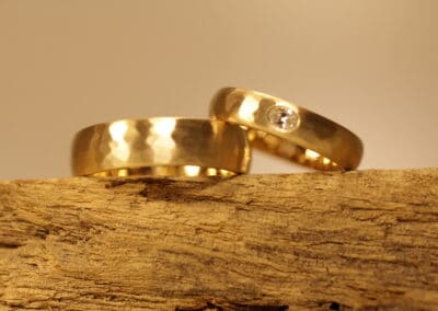 750er Gelbgold Trauringe Oberfäche mit Hammerschlag Damenring mit ovalen Diamanten aus Stolberg
