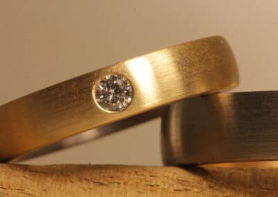 Schlichte schmale Trauringe Steckloetringe aus 585er Rosegold und Graugold Damenring mittig Brillanten Aachen