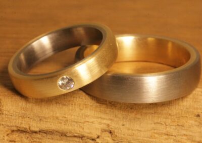 Schlichte schmale Trauringe Steckloetringe aus 585er Rosegold und Graugold Damenring mittig Brillanten Aachen