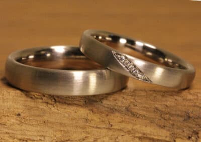 Ovale mattierte Eheringe aus 585er Weissgold Damenring mit Brillanten