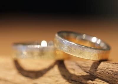 Edle zweifarbig Trauringe Scheibenringe aus 950er Platin und 750er Gelbgold eismatt