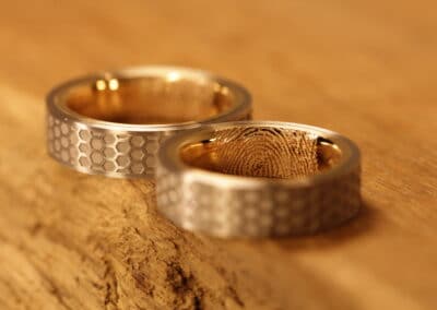 Schöne Trauringe aus 750er Weissgold und Rosegold aussen mit Wabengravur Damenring mit Diamanten und innen mit Fingerabdruck