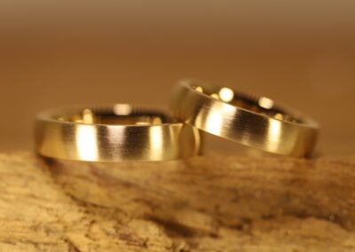Trauringe aus 585er Gelbgold aussen matt innen poliert hergestellt im Schmukgarten