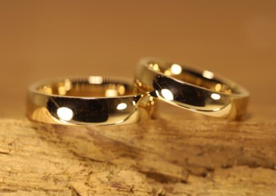 Polierte Eheringe aus 750er Gelbgold