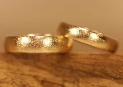 Handgemachte 585er Gelbgold Trauringe matt geschlagen Schmuckgarten