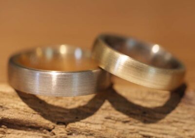 Schlichte Eheringe Steckloetringe laengsmatt aus 585er Rosegold und Graugold Schmuckgarten