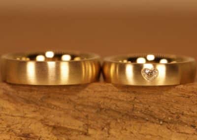 Ehering aus 750er Gelbgold Damenring mit weissen Diamant als Herzform