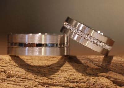 Kantige Trauringe in 585er Weissgold matt Damenring mit Brillanten rundum Herrenring mit Nut/Rille