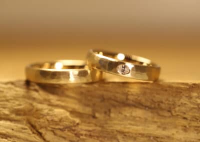 Handgemachte trauringe aus 585er Gelbgold Oberfäche mit Hammerschlag Damenring mit ovalen Diamanten