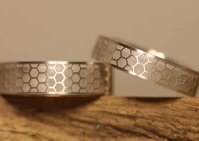Ganz besondere Trauringe aus 585er Weissgold und Rosegold aussen mit Wabengravur und innen mit Lasergravur