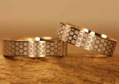 Schöne Trauringe aus 750er Weissgold und Rosegold aussen mit Wabengravur Damenring mit Diamanten und innen mit Fingerabdruck