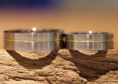 Trauringe aus 585er Weissgold mit Gelbgoldstreifen mittig Stolberg