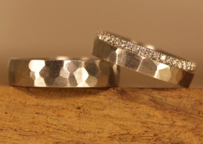 Besondere Hochzeitsringe aus 950er Platin mit Hammerschlag und Damenring mit Brillanten rundum im Trauringkurs entstanden Schmuckgarten Stolberg