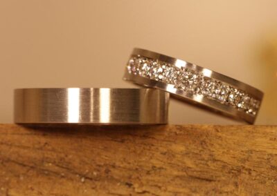 Besondere Trauringe in 950er Platin Trauringe Damenring mit grossen weissen Brillanten verziert aus Aachen