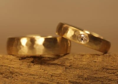 750er Gelbgold Trauringe Oberfäche mit Hammerschlag Damenring mit ovalen Diamanten aus Stolberg
