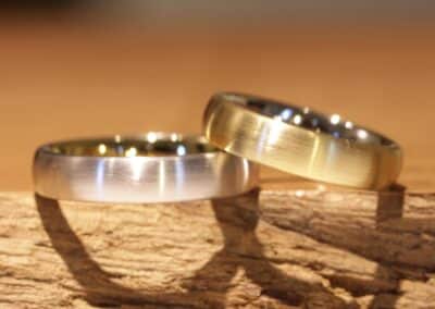 Schöne schlichte Eheringe SteckloetEheringe laengsmatt aus 585er Damenring aussen Gelbgold innen Graugold Herrenring aussen Graugold innen Gelbgold