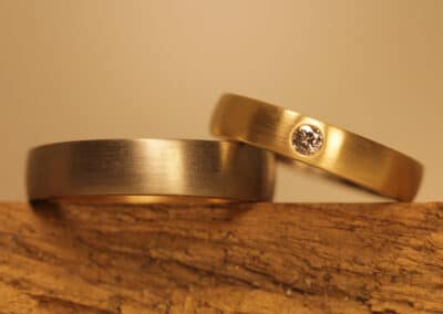 Schlichte schmale Trauringe Steckloetringe aus 585er Rosegold und Graugold Damenring mittig Brillanten Aachen