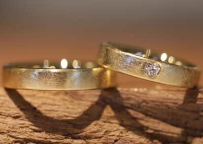 Hochzeitsringe in 585er Gelbgold eismatt Damenring mit Diamanten Herzform