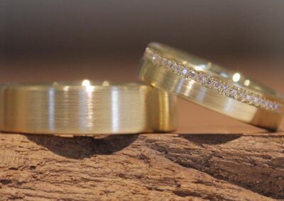 Hübsche Eheringe aus 585er Gelbgold Damenring mit Brillanten rundum