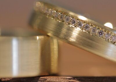 Hübsche Eheringe aus 585er Gelbgold Damenring mit Brillanten rundum