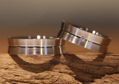 Konkave Trauringe aus 585er Weissgold mit Nut/Rille Damenring mit Brillant
