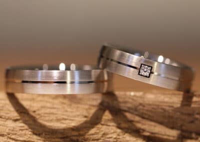 Trauringe aus 750er Weissgold mit Nut/Rille Damenring mit Brillant