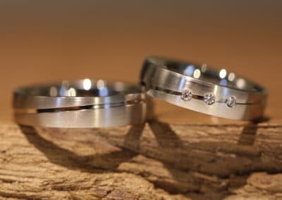 Aussergewoehnliche Ehe Ringe aus 585er Weiss Gold mit Nut/RilleDamenring mit 3 Brillanten