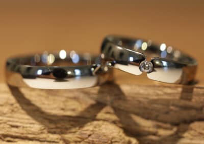 Polierte Trauringe aus 585er Weissgold Damenring mittig mit Brillant