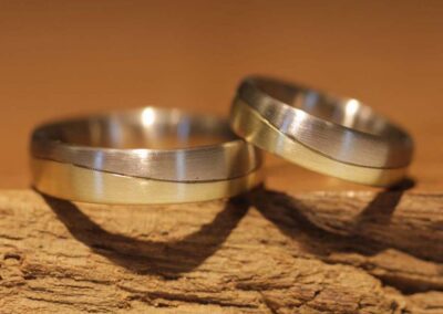 Schlichte Trauringe Wellenringe Zweifarbig in 585er Gelbgold und Graugold Damenring mit Brillantene schlicht als Wellenringe in 585er Gelbgold und Graugold