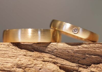 Klassische matte Trauringe aus 585er Gelbgold Damenring mit weissen Diamant