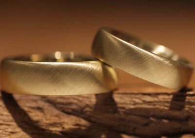 Hochzeitsringe aus Aachen aus 585er Gelbgold schraeg mattiert