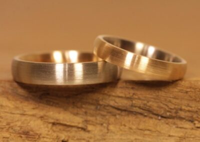 Trauringe hergestellt im Schmuckgarten Damenring außen Rosegold innen Graugold Herrenring außen Graugold innen Rosegold
