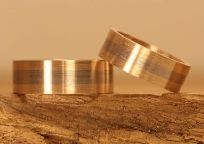 Breite kantige Eheringe Scheibenringe breit mittig 585er graugold und oben und unten Rotgold
