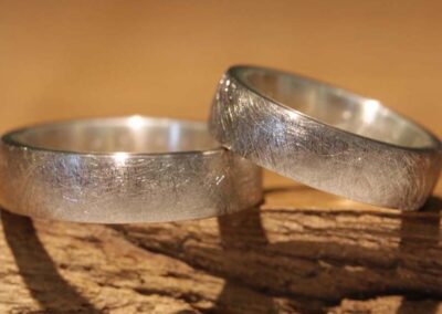 Huebsche Trauringe Steckloetringe in eismatt außen 585er Graugold innen 925er Silber Schmuckgarten