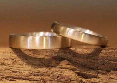 Schlichte schmale Eheringe Steckloetringe laengsmatt in 585er Gelbgold und 925 Silber aus Aachen