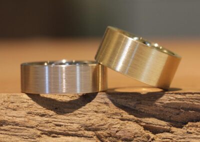 Ein Paar breite Hochzeitsringe 585er Weißgold und Gelbgold längsmattiert