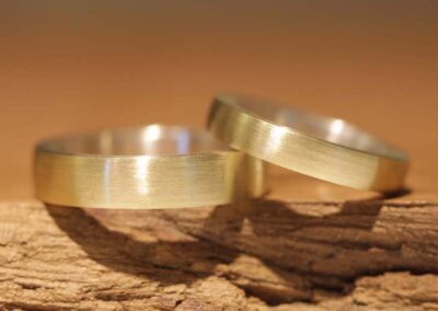 Trauringe Steckloetringe laengsmatt außen aus 750er Gelbgold und innen Weißgold aus Stolberg
