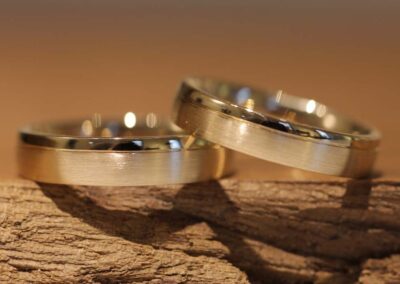 Eheringe mit matter und polierter Oberfläche in 750er Gelbgold