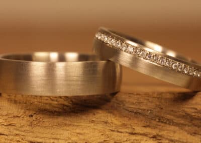 Ein Paar Eheringe mattgeschliffen aus 750er Graugold Damenring mit Brillanten
