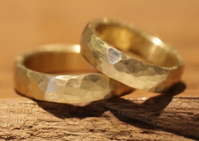Ein Paar Hochzeitsringe aus 585er Gelbgold Hammerschlag grob geschlagen