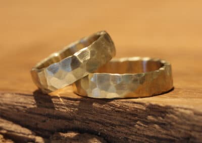 Ein Paar Hochzeitsringe aus 585er Gelbgold Hammerschlag grob geschlagen