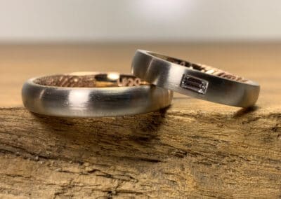 Ein Paar Trauringe aus 585er Graugold und Rotgold Steckloetringe Damenring mit Baguette Diamant und Lasergravur